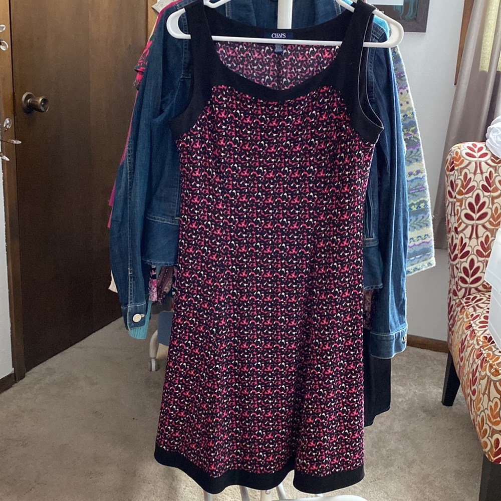 Fun and flowy CHAPS sleeveless dress. Size US medium (M). Cute and comfy! - Picture 4 of 7